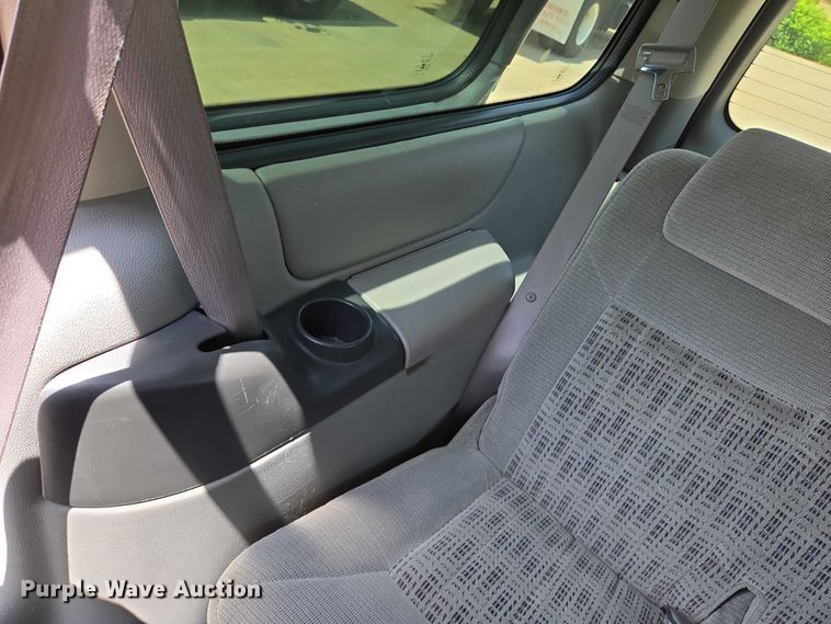 image for item EN8077 2004 Chevrolet Venture van