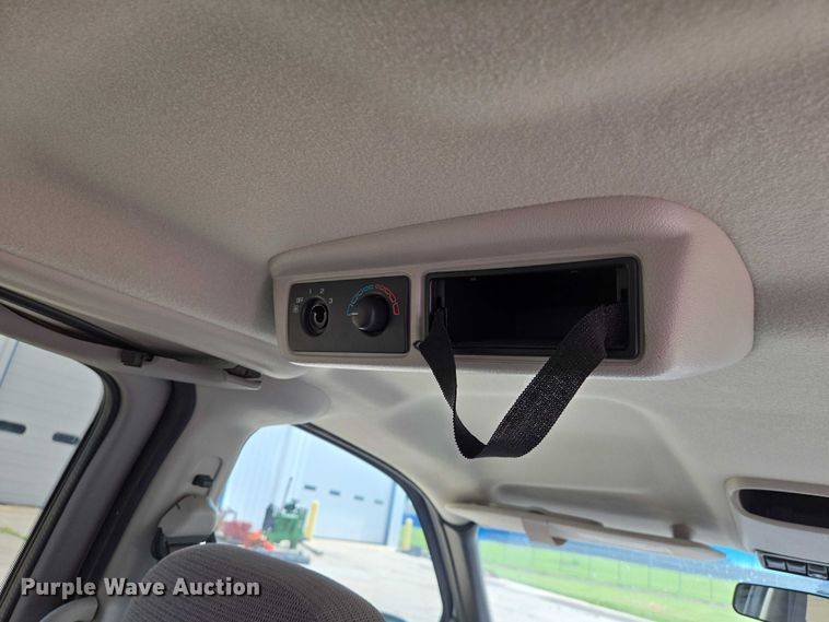 image for item EN8077 2004 Chevrolet Venture van