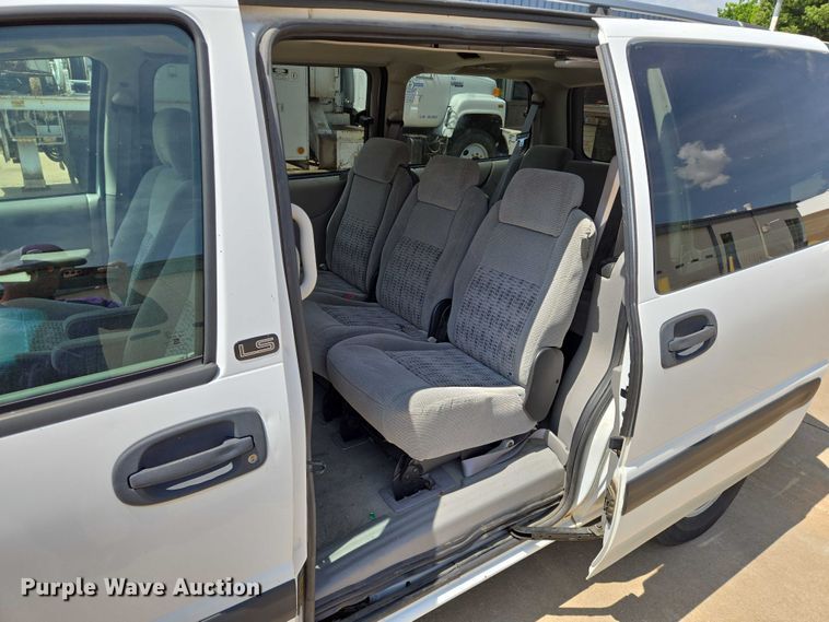 image for item EN8077 2004 Chevrolet Venture van