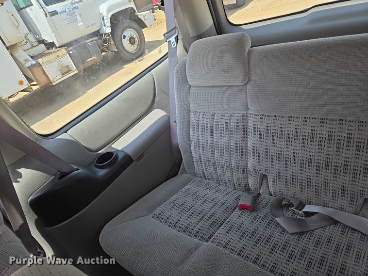 image for item EN8077 2004 Chevrolet Venture van