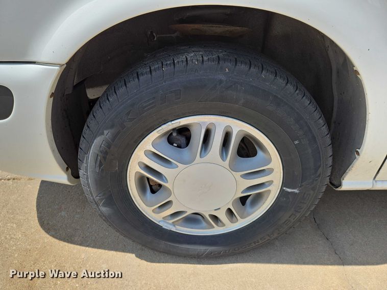 image for item EN8077 2004 Chevrolet Venture van