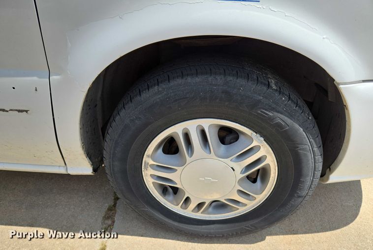 image for item EN8077 2004 Chevrolet Venture van