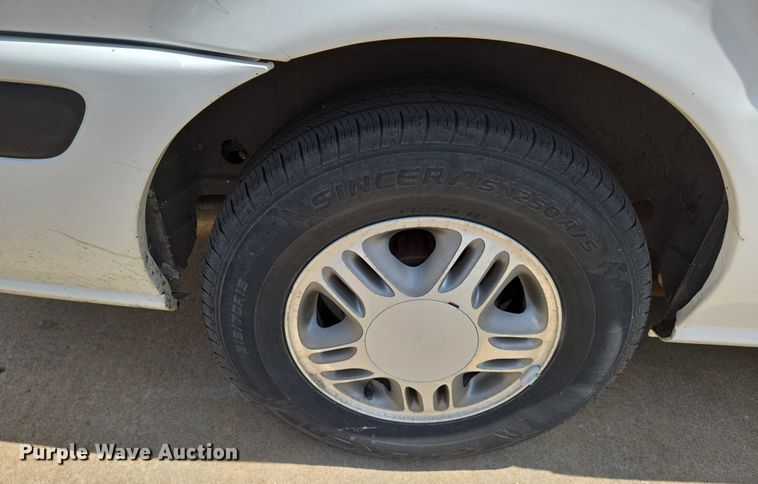 image for item EN8077 2004 Chevrolet Venture van