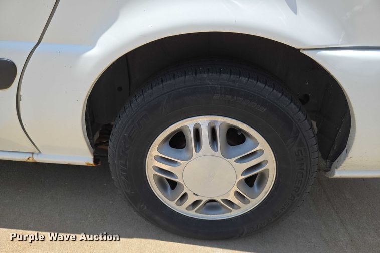 image for item EN8077 2004 Chevrolet Venture van