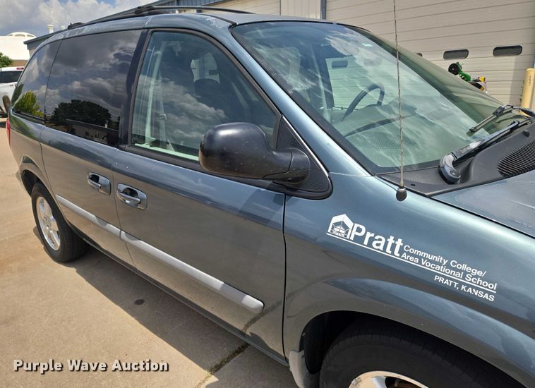 image for item EN8081 2007 Dodge Caravan SXT van