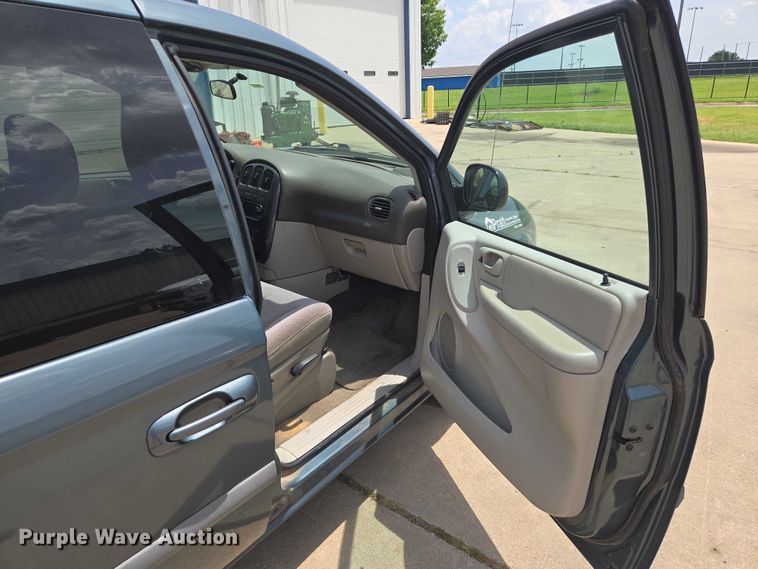 image for item EN8081 2007 Dodge Caravan SXT van