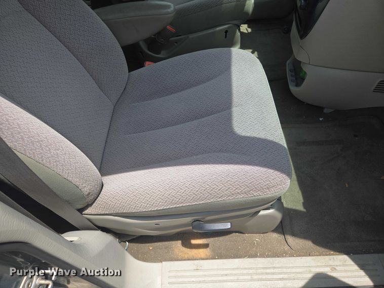 image for item EN8081 2007 Dodge Caravan SXT van