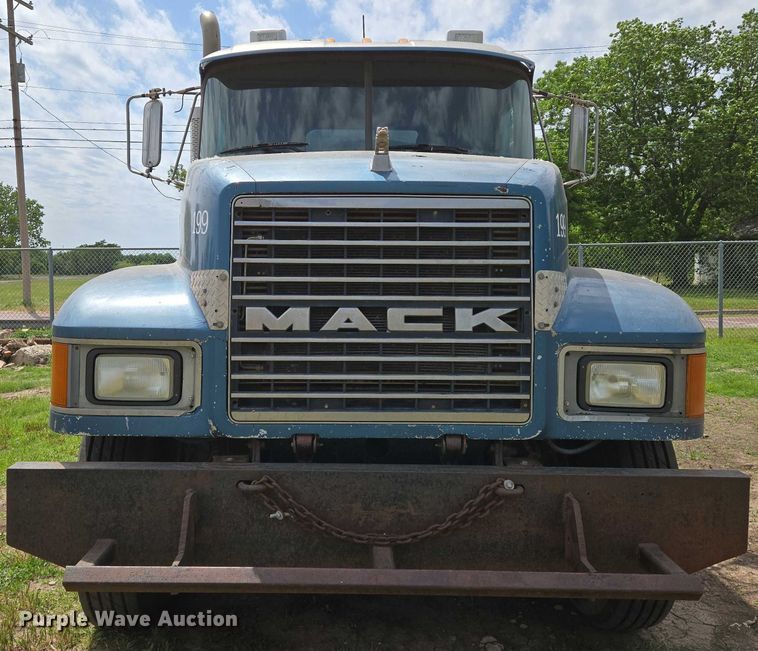 image for item EO0931 1999 Mack CH613 vacuum truck