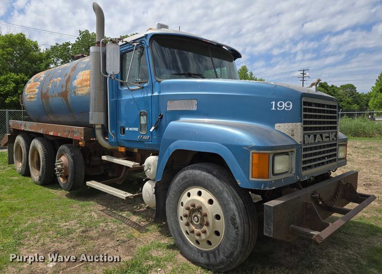 image for item EO0931 1999 Mack CH613 vacuum truck