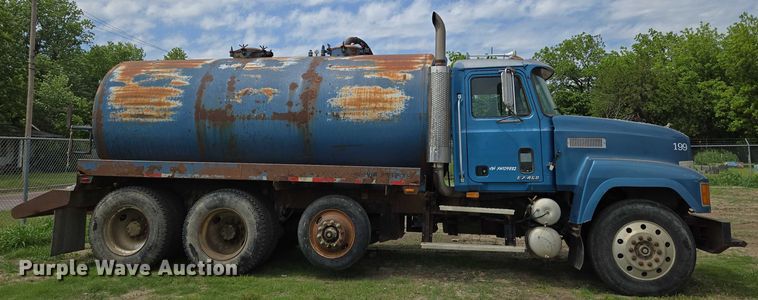 image for item EO0931 1999 Mack CH613 vacuum truck