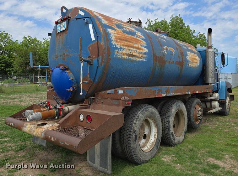 image for item EO0931 1999 Mack CH613 vacuum truck