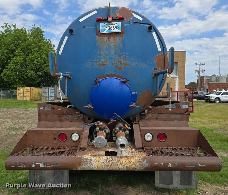 image for item EO0931 1999 Mack CH613 vacuum truck