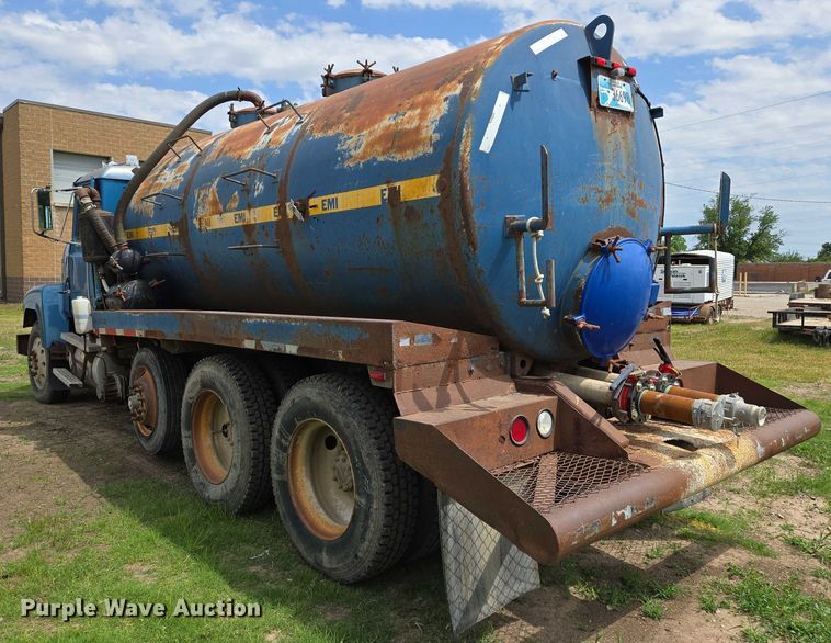 image for item EO0931 1999 Mack CH613 vacuum truck