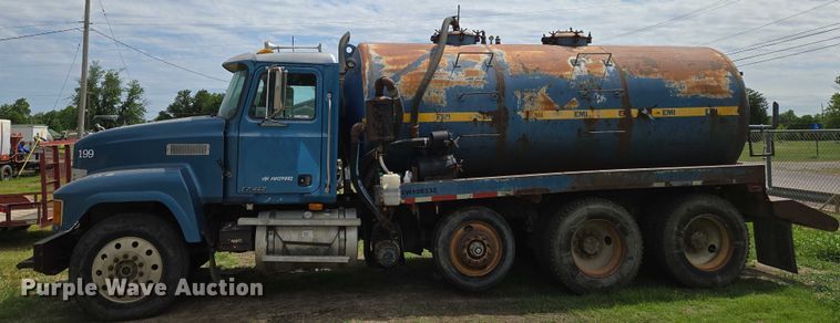 image for item EO0931 1999 Mack CH613 vacuum truck