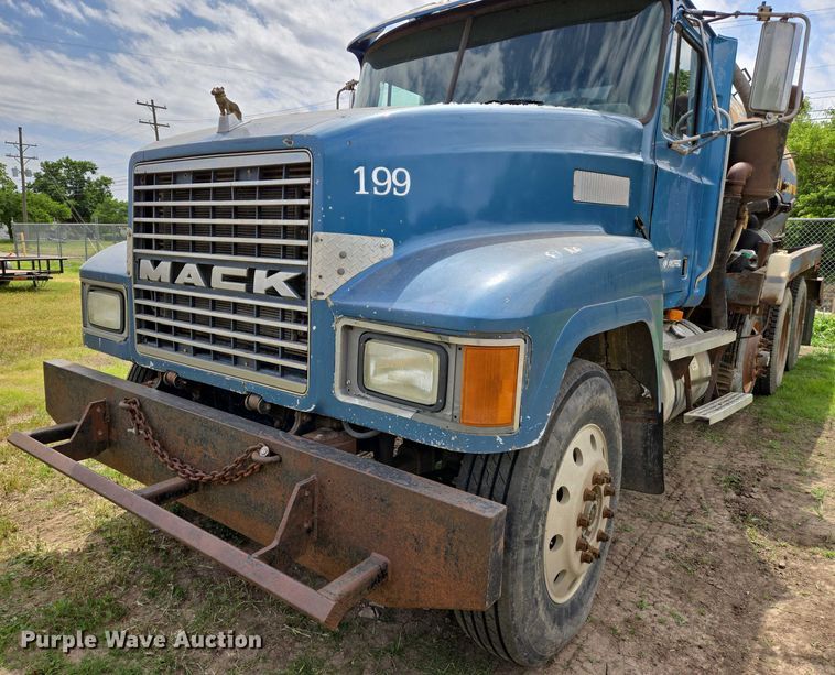 image for item EO0931 1999 Mack CH613 vacuum truck