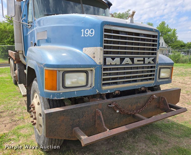 image for item EO0931 1999 Mack CH613 vacuum truck