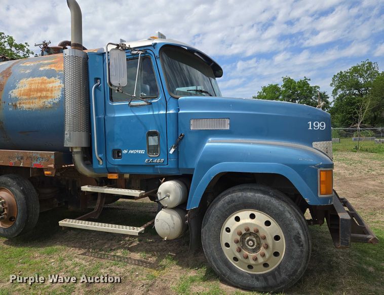 image for item EO0931 1999 Mack CH613 vacuum truck