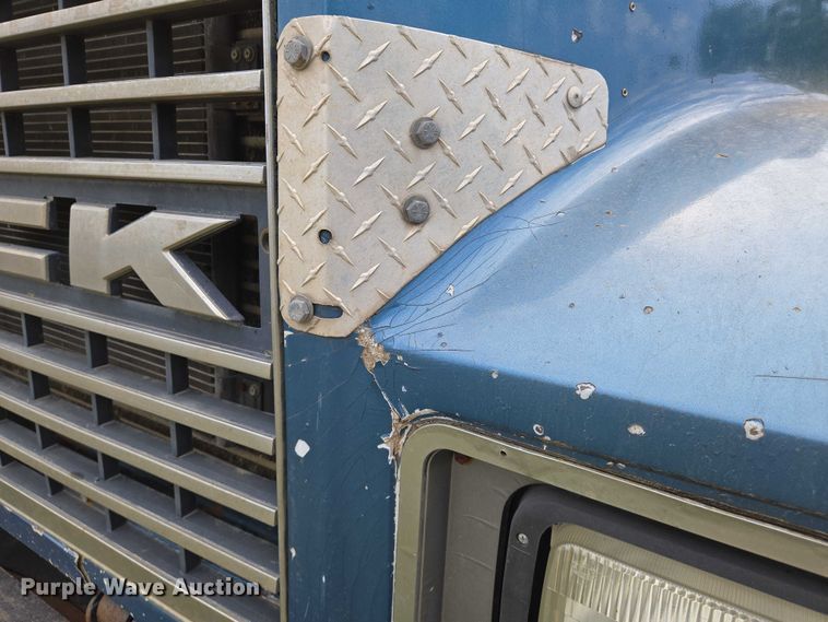 image for item EO0931 1999 Mack CH613 vacuum truck