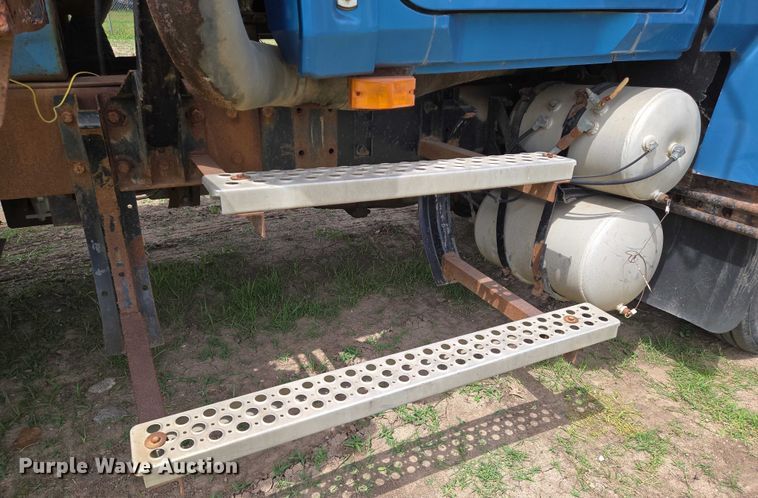 image for item EO0931 1999 Mack CH613 vacuum truck