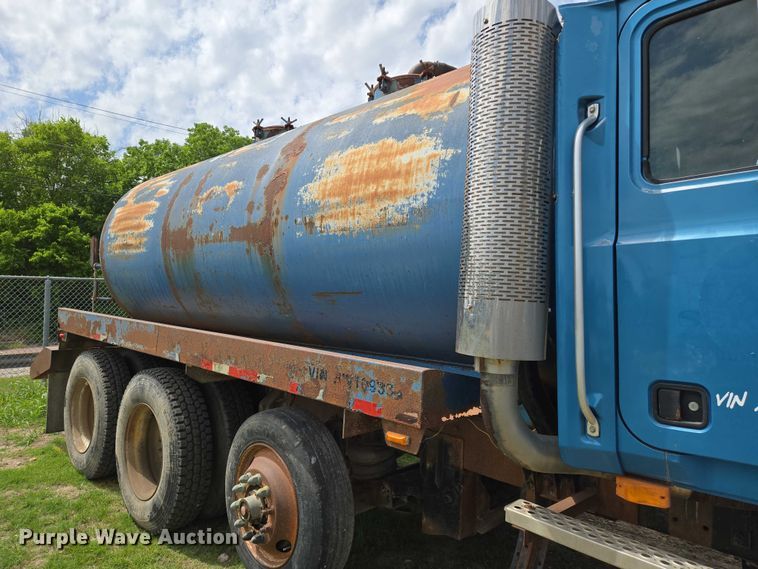 image for item EO0931 1999 Mack CH613 vacuum truck