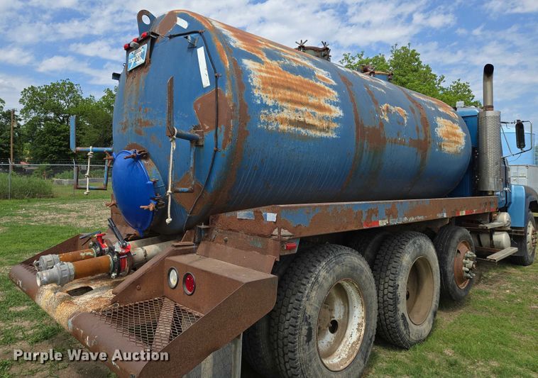 image for item EO0931 1999 Mack CH613 vacuum truck