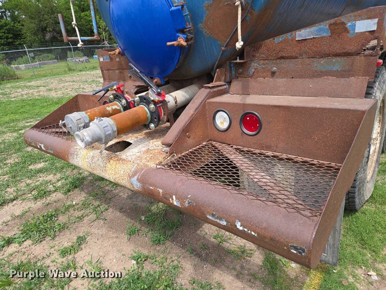 image for item EO0931 1999 Mack CH613 vacuum truck