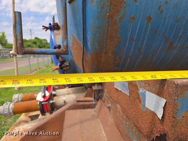 image for item EO0931 1999 Mack CH613 vacuum truck