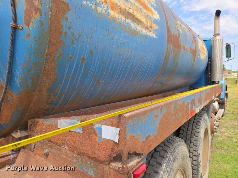 image for item EO0931 1999 Mack CH613 vacuum truck