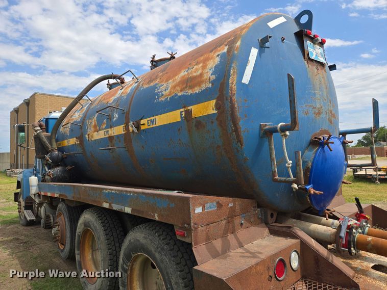 image for item EO0931 1999 Mack CH613 vacuum truck