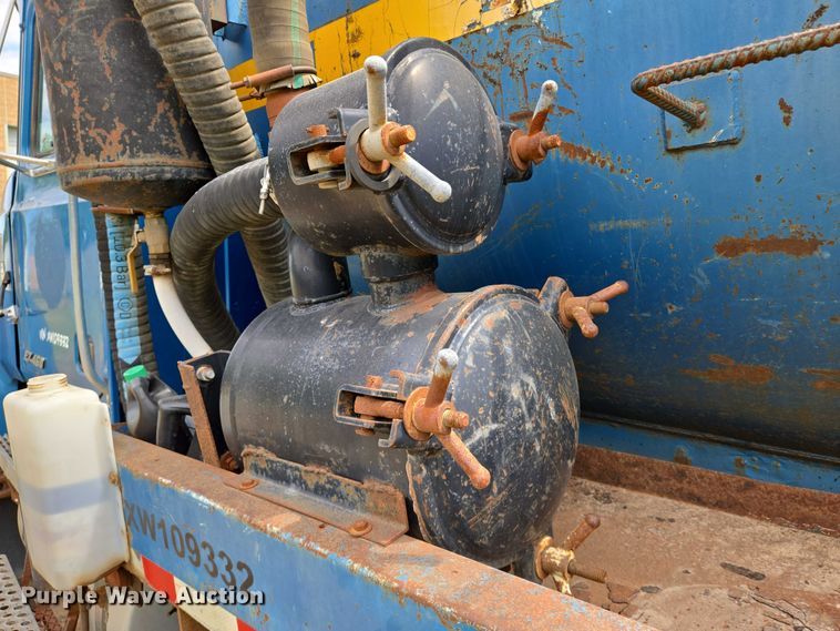 image for item EO0931 1999 Mack CH613 vacuum truck