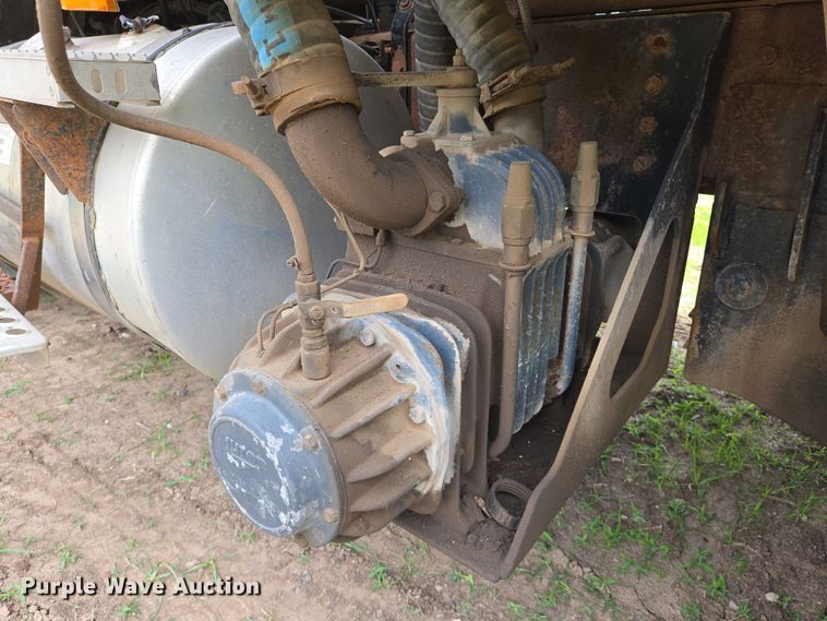 image for item EO0931 1999 Mack CH613 vacuum truck