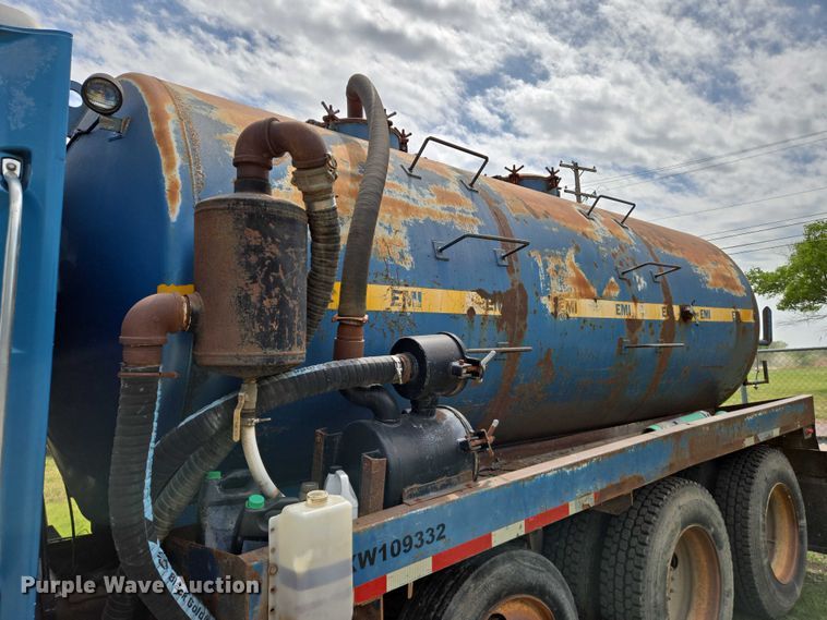 image for item EO0931 1999 Mack CH613 vacuum truck