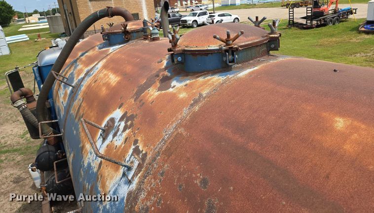 image for item EO0931 1999 Mack CH613 vacuum truck