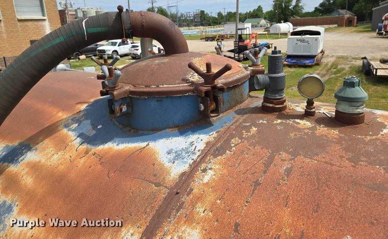 image for item EO0931 1999 Mack CH613 vacuum truck