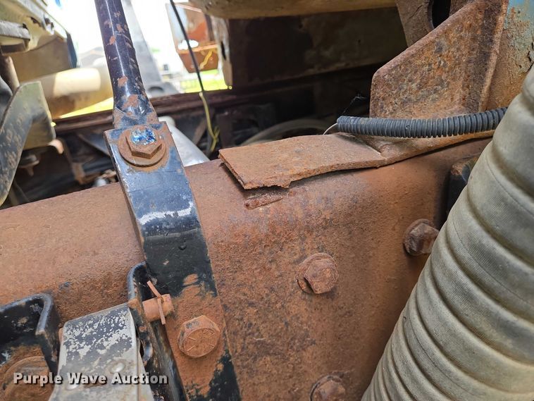 image for item EO0931 1999 Mack CH613 vacuum truck