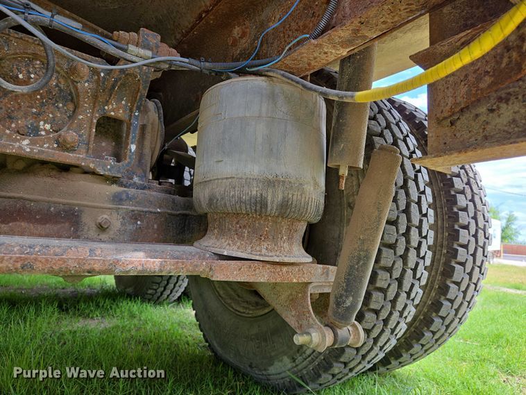 image for item EO0931 1999 Mack CH613 vacuum truck