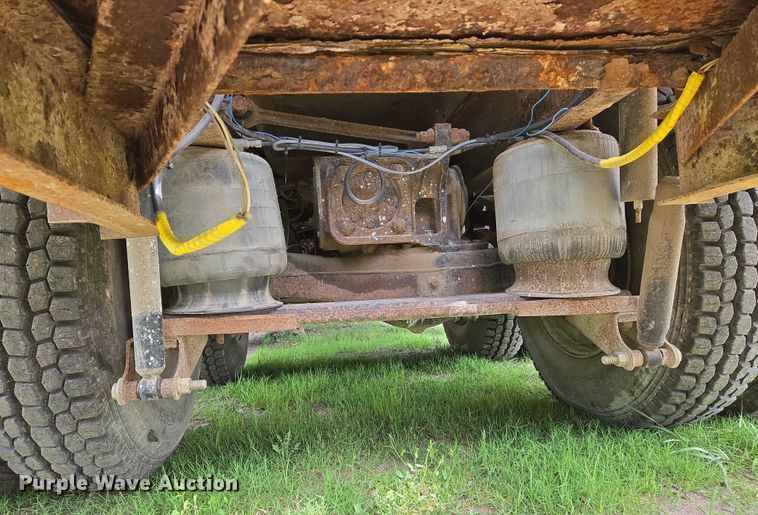 image for item EO0931 1999 Mack CH613 vacuum truck