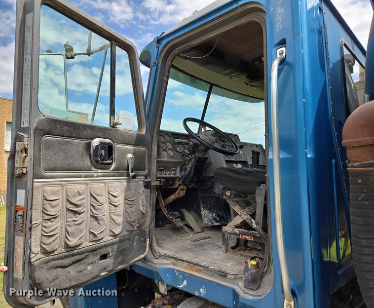 image for item EO0931 1999 Mack CH613 vacuum truck