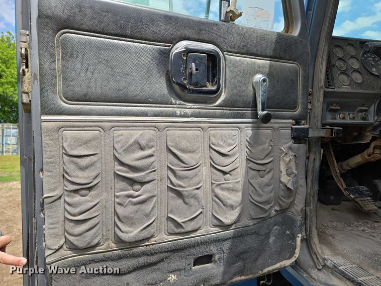 image for item EO0931 1999 Mack CH613 vacuum truck