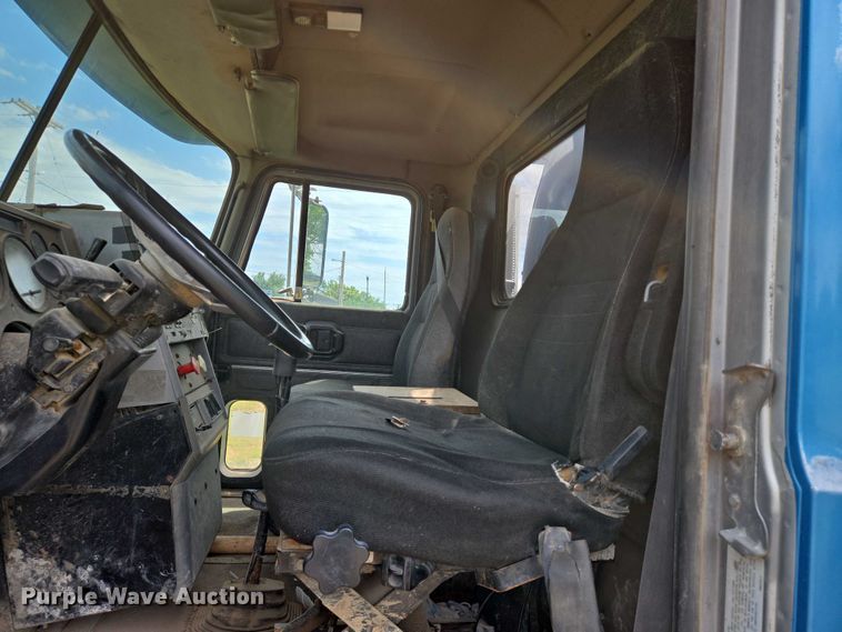 image for item EO0931 1999 Mack CH613 vacuum truck