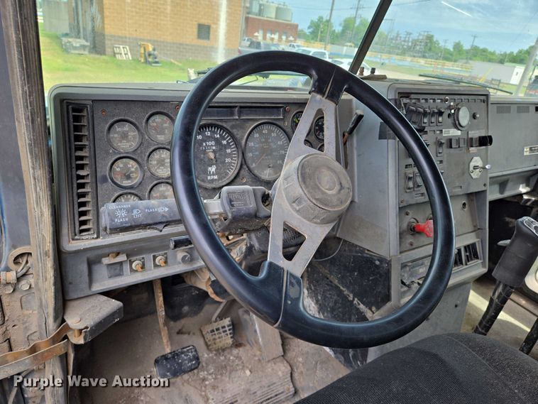 image for item EO0931 1999 Mack CH613 vacuum truck