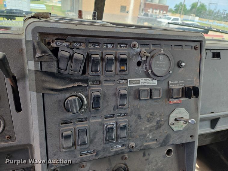 image for item EO0931 1999 Mack CH613 vacuum truck