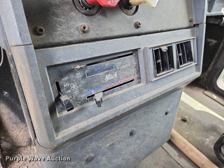 image for item EO0931 1999 Mack CH613 vacuum truck