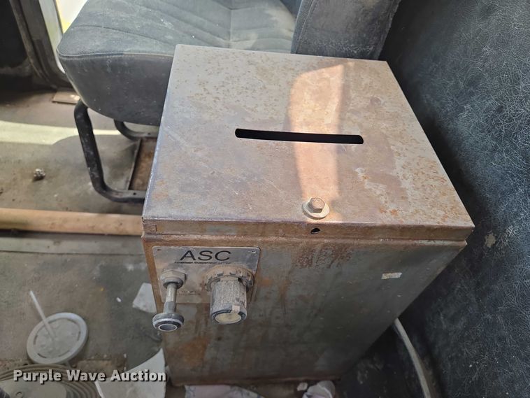 image for item EO0931 1999 Mack CH613 vacuum truck