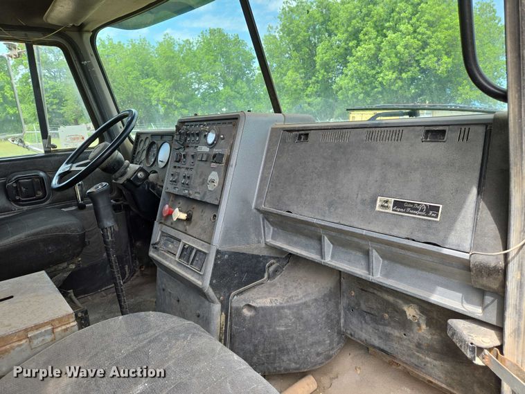 image for item EO0931 1999 Mack CH613 vacuum truck