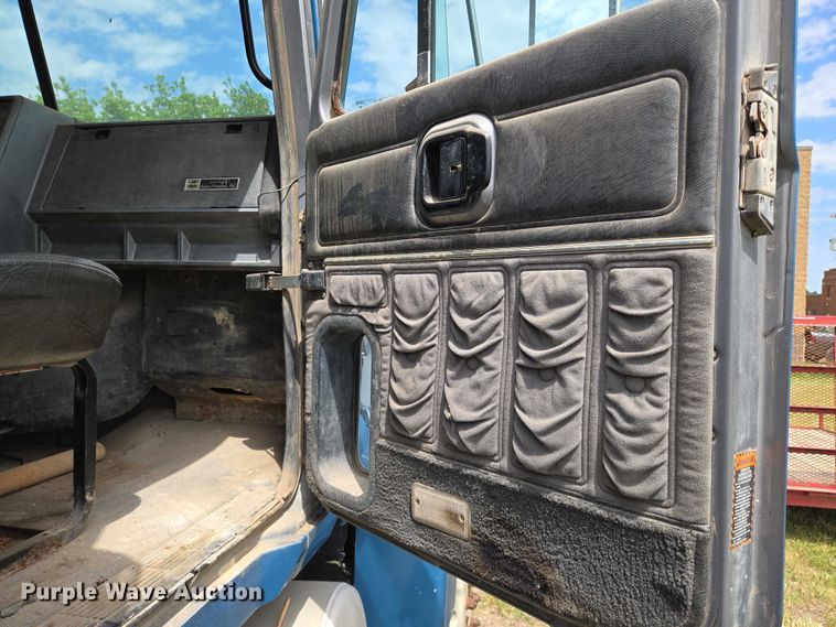 image for item EO0931 1999 Mack CH613 vacuum truck