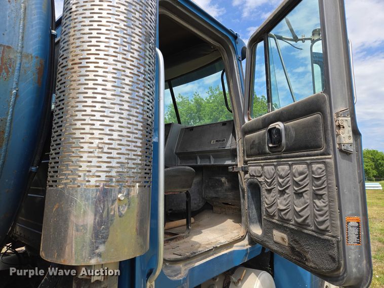 image for item EO0931 1999 Mack CH613 vacuum truck