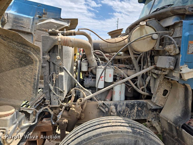 image for item EO0931 1999 Mack CH613 vacuum truck