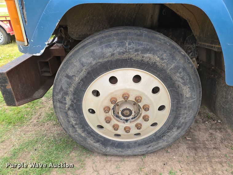 image for item EO0931 1999 Mack CH613 vacuum truck