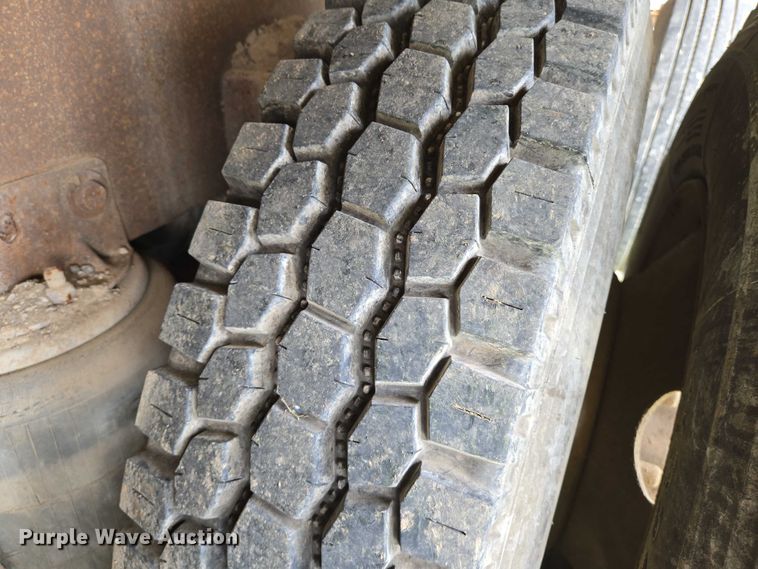 image for item EO0931 1999 Mack CH613 vacuum truck